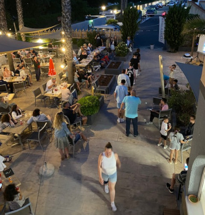 An evening on the restaurant patio at Lodges Méditerranée campsite