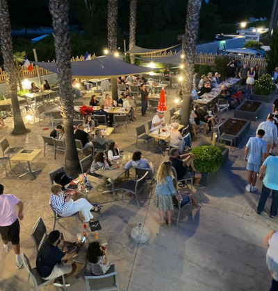 Die Terrasse des Restaurants des Lodges Méditerranée Campingplatzes am Abend