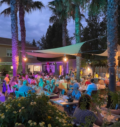 Die Terrasse des Restaurants des Lodges Méditerranée Campingplatzes