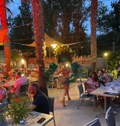 Brasilianischer Abend auf der Terrasse des Restaurants des Lodges Méditerranée Campingplatzes