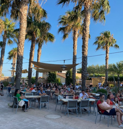 Familienentspannung auf der Terrasse des Restaurants des Lodges Méditerranée Campingplatzes