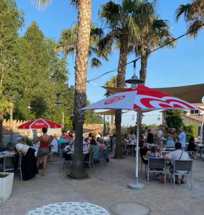 Die Terrasse des Restaurants des Lodges Méditerranée Campingplatzes tagsüber